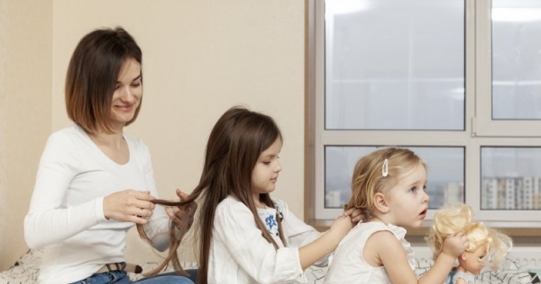 Am avut grijă de surorile mele după ce a murit mama. Cum am găsit echilibrul între figura maternă și cea de soră