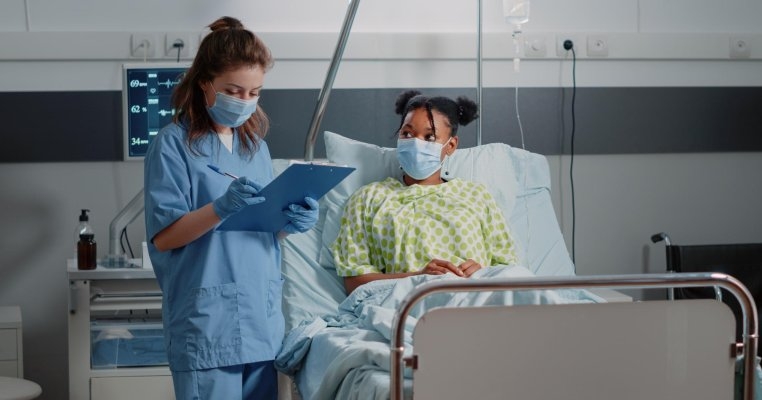 O femeie, care a aflat abia la spital că este însărcinată, a născut și s-a întors la serviciu a doua zi!