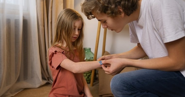 Da, este foarte greu rolul de frate/soră mai mare. Uite de ce!