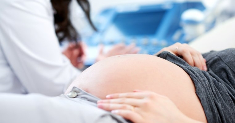O mamă și-a purtat timp de cinci zile în pântec copilul care s-a oprit din evoluție. „Nu am fost tratată cu prioritate pentru că bebelușul meu murise”