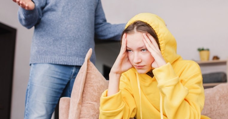 O adolescentă de 15 ani trezește în fiecare dimineața la ora 5 pentru a face antrenamente. Tatăl ei vitreg consideră că trebuie să slăbească