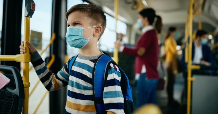 Un băiețel cu autism care nu putea vorbi a fost uitat în autobuzul școlii