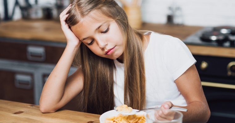 O fetiță diagnosticată cu emetofobie a refuzat să mai mănânce de teamă să nu vomite