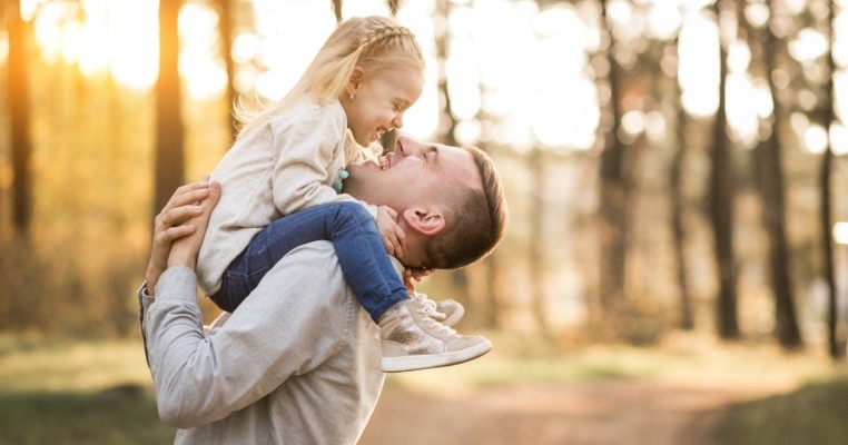 A venit momentul să ne oprim din a spune „băiatul mamei” sau „fata lui tata”