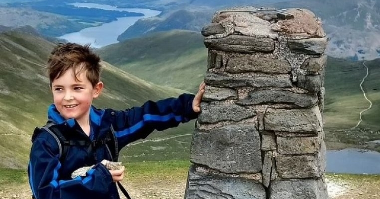 Are doar opt ani și este pasionat de mersul pe munte. Se antrenează pentru a urca pe muntele Everest