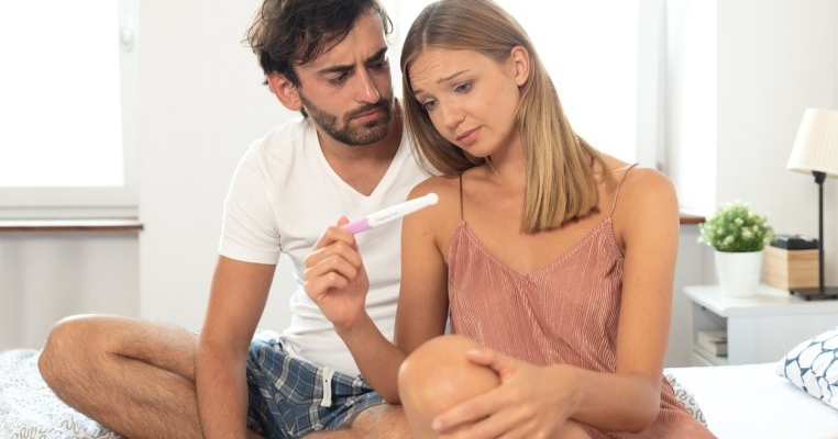 Expunerea repetată la „substanțe chimice pentru totdeauna” poate scădea cu 40% șansele de fertilitate. Ce spun experții