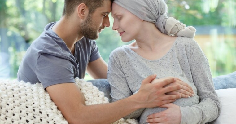 O mamă este diagnosticată cu cancer în stadiul 3, în ultimul trimestru de sarcină: „Vreau cu orice preț să îmbătrânesc alături de soțul meu”