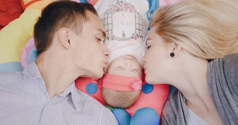 O mamă a adus pe lume prima fetiță din familia soțului ei, după mai bine de 130 de ani în care s-au născut doar băieți