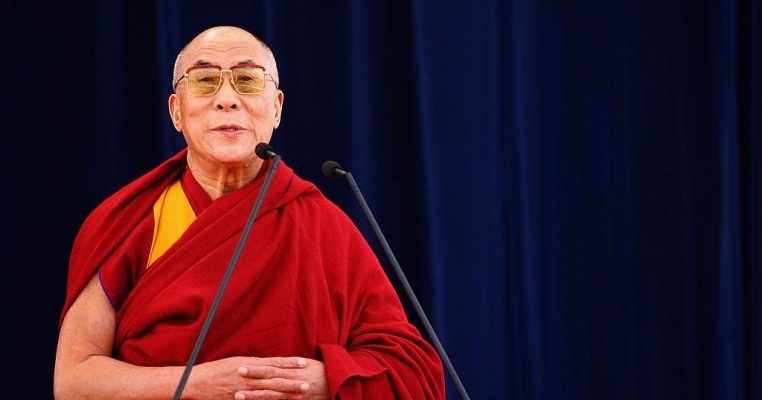 Momentul în care Dalai Lama sărută un băiețel pe buze. Acesta nu a fost singurul gest nepotrivit pentru care și-a cerut scuze