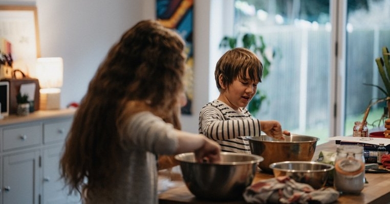 Dulce de Paște: 3 rețete simple pe care să le pregătiți împreună cu copiii
