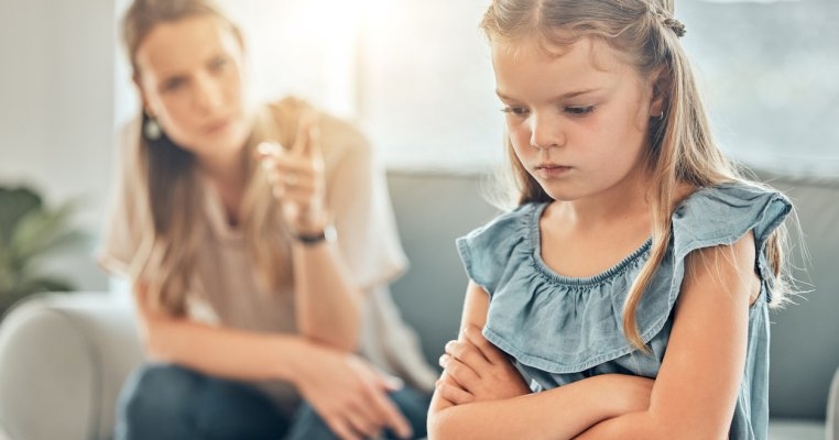 Studiu: stilul de parenting ostil influențează apariția problemelor mintale la copii