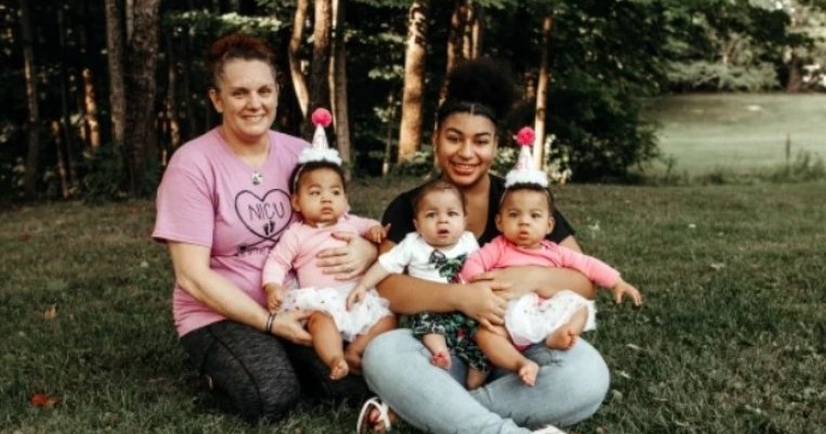 O adolescentă devenită mamă de tripleți prematuri a fost adoptată de asistenta care a ajutat-o la naștere
