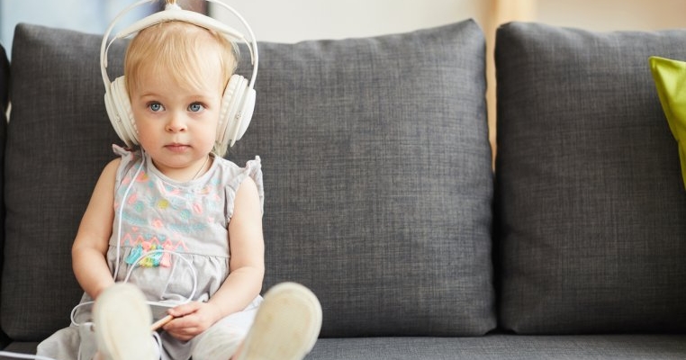 Audiobook-urile pot influența negativ dezvoltarea cognitivă a copilului? Ce spun studiile