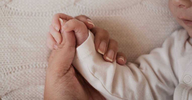 O mamă a născut copii cu degete în plus: „Simt că este vina mea”