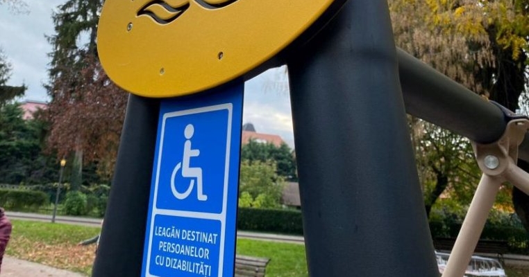 Doi copii din Bistrița s-au accidentat după ce s-au jucat într-un leagăn pentru persoane cu dizabilități