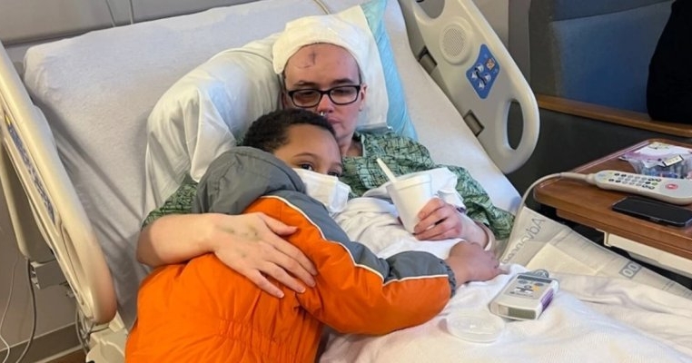 Un băiețel de șase ani i-a salvat viața mamei după ce a spus că respiră ca un zombie