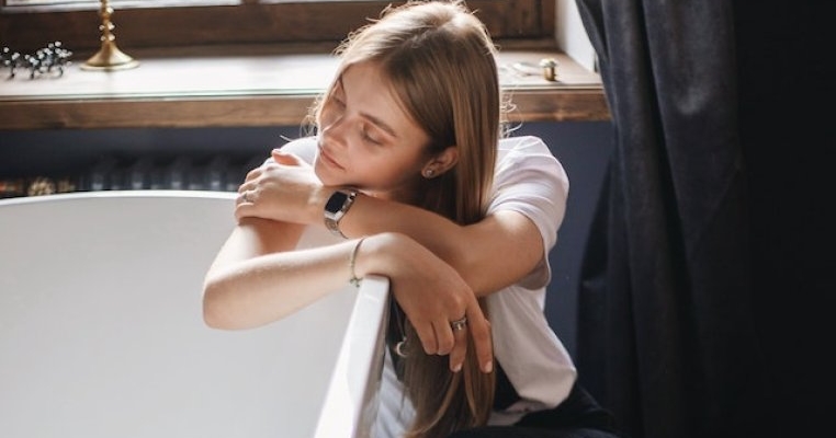 De ce podeaua din baie devine sanctuarul mamelor?