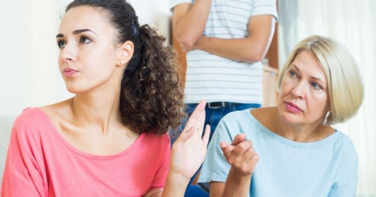 Iubitul meu mi-a spus că vrea să trăiască toată viața cu mama lui. Dacă vreau să locuiesc cu el, va trebui să mă mut cu ei