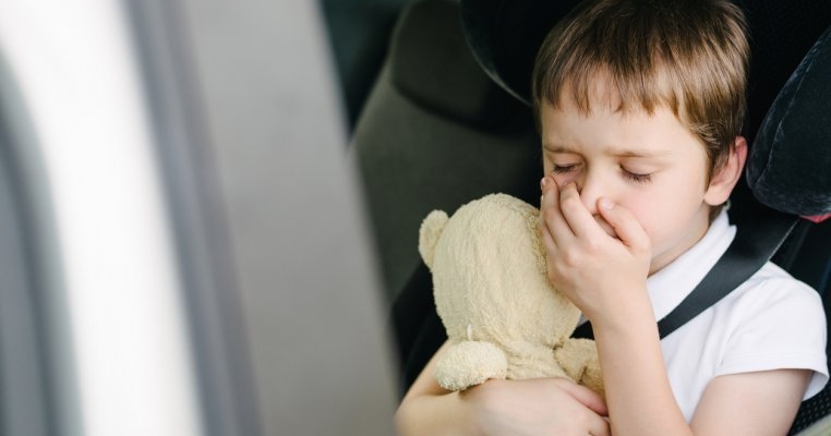 Ajutor, copilul are de fiecare dată rău de mașină, chiar și la drum scurt. Ce e de făcut?