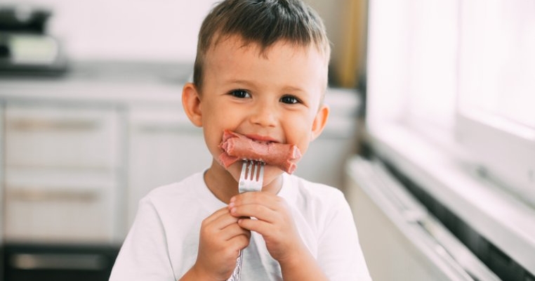 Nu am scos carnea din alimentația copilului, deși sunt vegană. Vreau să facă propriile alegeri