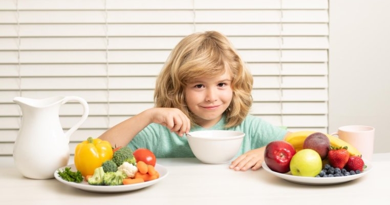 4 tipuri de alimente sănătoase care pot întări sistemul imunitar al copilului tău
