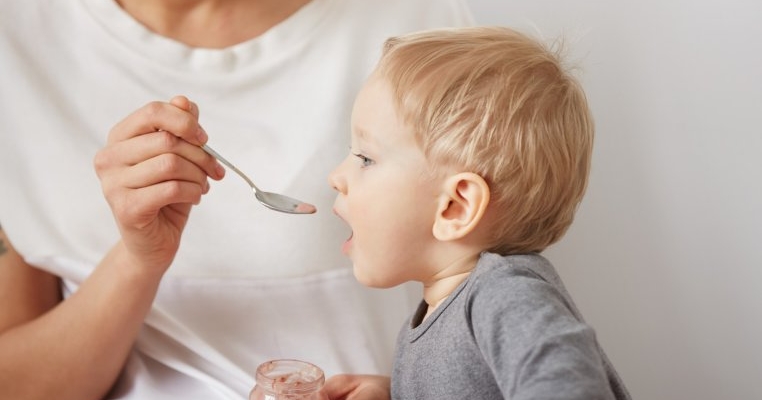 O mamă de peste hotare a introdus insectele în alimentația copilului său. „Sunt o sursă bună de proteine”