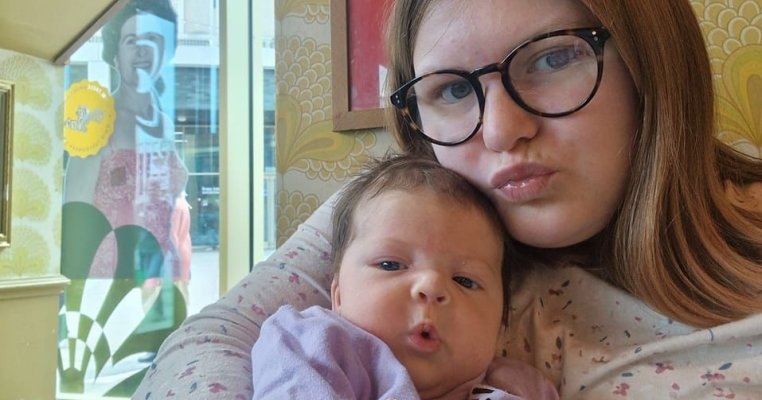 Unei mame i s-a spus să-și alăpteze „discret” bebelușul într-o cafenea, cu toate că spațiul era gol
