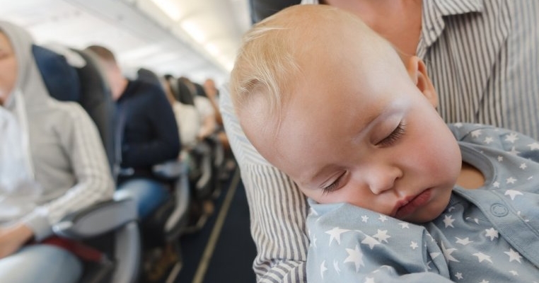 Cum să călătorești cu avionul fără stres alături de un bebeluș: 8 sfaturi utile