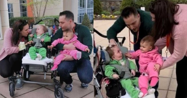 Prima întâlnire emoționantă dintre doi bebeluși gemeni, după un an de la venirea lor pe lume