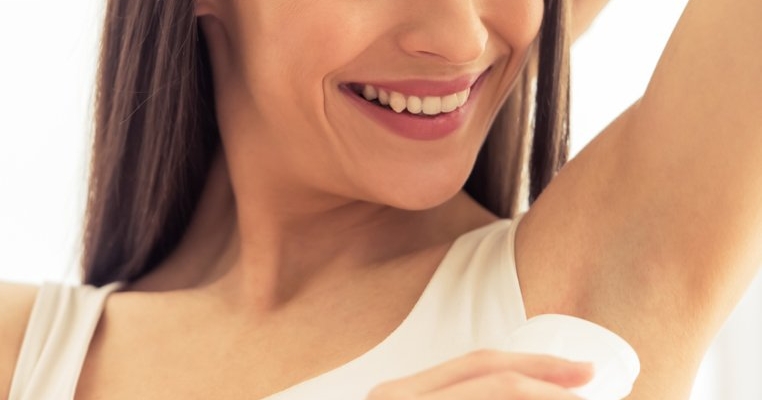 Care este diferența dintre deodorant și antiperspirant?