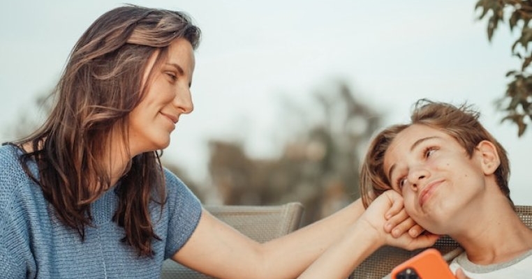Sfaturi de parenting de la o mamă de 6 adolescenți: „A fi prezent în fiecare moment al vieții lor este cel mai bun sfat de parenting”