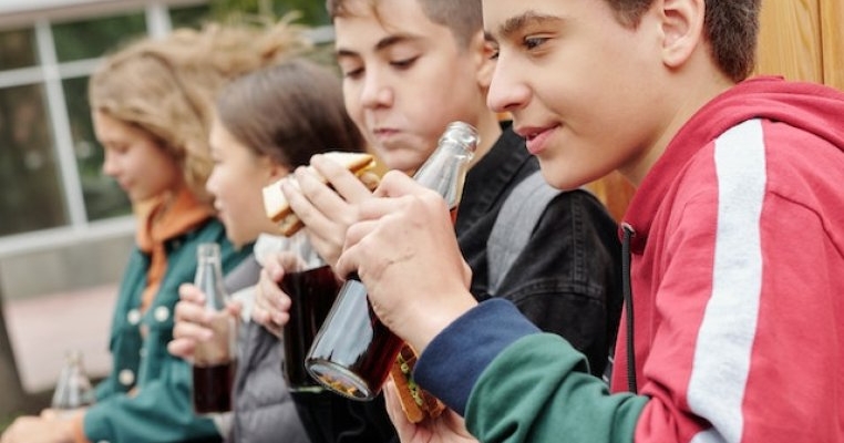 Pizza și kebab în meniul elevilor de la o școală din Gorj