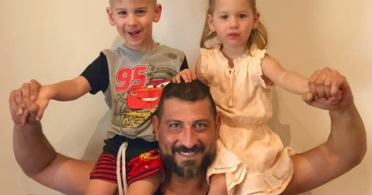 Un tată își crește singur gemenii, în ciuda faptului că este imobilizat într-un scaun cu rotile