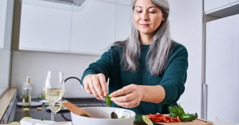 O mamă gătește zilnic trei feluri de mâncare diferite la cină, pentru a satisface toată familia. „Soțul meu mănâncă la fel de când era copil”