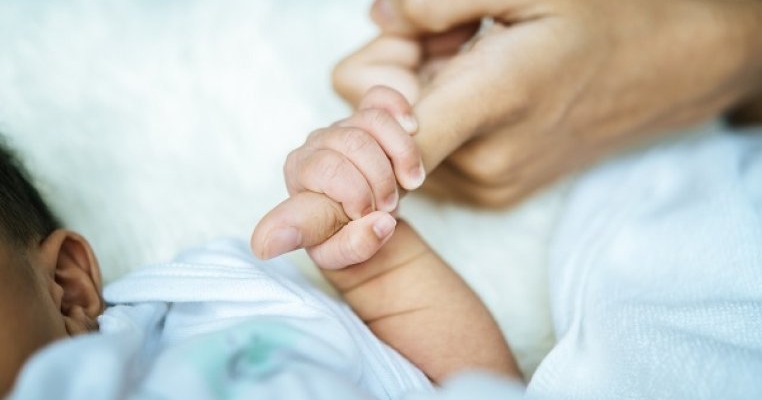 Un copil de două luni malnutrit din Urlați a ajuns în stare critică la urgențe. „Nu a fost spălat niciodată”