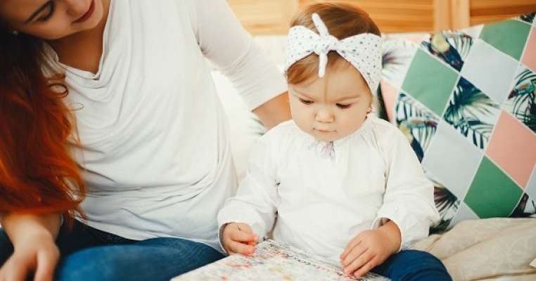 Un copil de 17 luni a învățat singur să numere și să poarte conversații întregi. „Este un mic geniu”