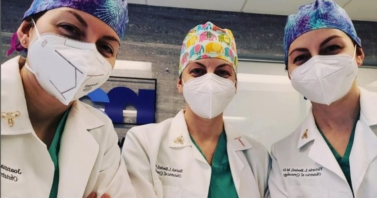 O poveste despre succes! Aceste triplete au devenit medici ginecologi și lucrează în aceeași clinică cu mama lor