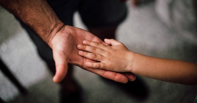 Rolul tatălui versus rolul mamei într-o familie cu copil atipic. Cum puteți fi alături unul de celălalt, dar și de copilul vostru