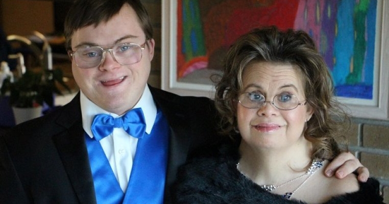 O femeie cu sindromul Down a adus pe lume un copil cu aceeași boală și a decis să-și crească singură fiul