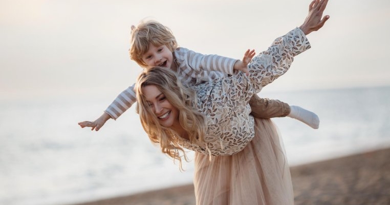 Scrisoare către fiul meu adolescent: Mi-e dor de varianta ta mai mică, dar iubesc să văd cum te transformi