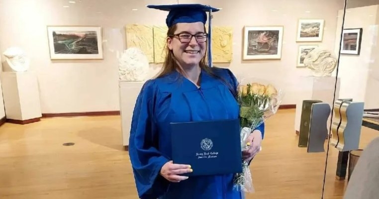 O mămică și-a primit diploma de absolvire a facultății în timp ce era în travaliu: „Sper să fiu o inspirație pentru fiica mea”