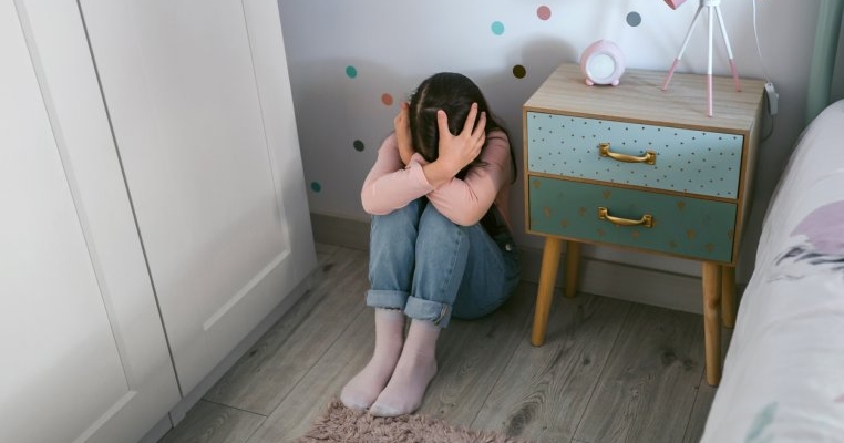 Caz revoltător! O fetiță de 12 ani ar fi fost vândută de mama ei în Spania pentru a-și putea acoperi datoriile