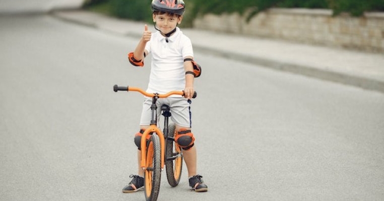 Cum îți convingi copilul să poarte cască pe bicicletă?