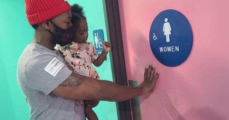 Un tătic merge la toaleta femeilor cu fiica lui. „Toaletele de bărbați nu sunt potrivite pentru tații cu copii, sunt dezgustătoare”