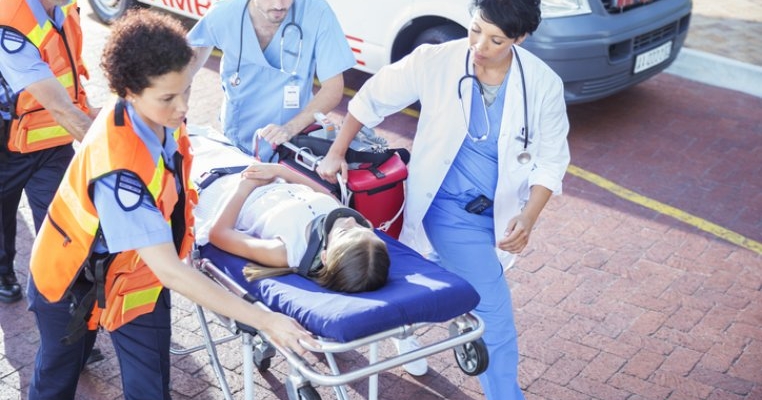 O mamă și-a călcat cu mașina, din greșeală, fetița de doar 7 ani. Copila se află în stare gravă la spital