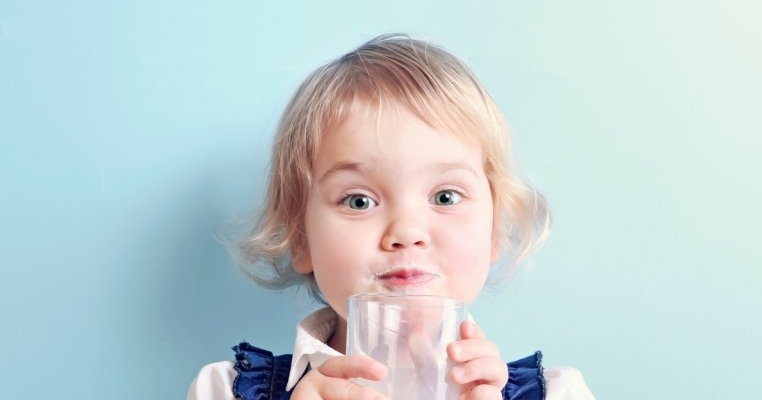 Ce nu știai despre laptele de capră: 5 beneficii care te vor convinge să îl introduci în alimentația ta și a celor mici