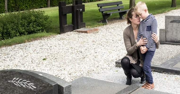 Cum vorbim cu copilul corect despre moartea unuia dintre bunici?