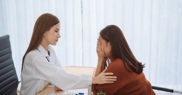 Numărul de cazuri de cancer în rândul tinerilor este în creștere. Ce spun medicii despre epidemia cancerelor cu debut precoce