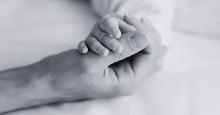 O fetiță de patru luni ar fi murit strivită de părinți în pat