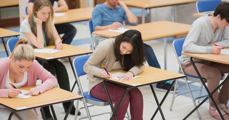Zeci de elevi de la Colegiul „Gheorghe Șincai” și-au rescris lucrările la o oră după începerea probei de română